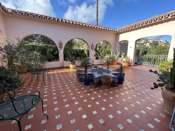 FOR SALE 🇪🇸✨ DETACHED VILLA – BENAHAVÍS, COSTA DEL SOL 🏠🌴 5.287 m² Plot Can be divided, max 3 units