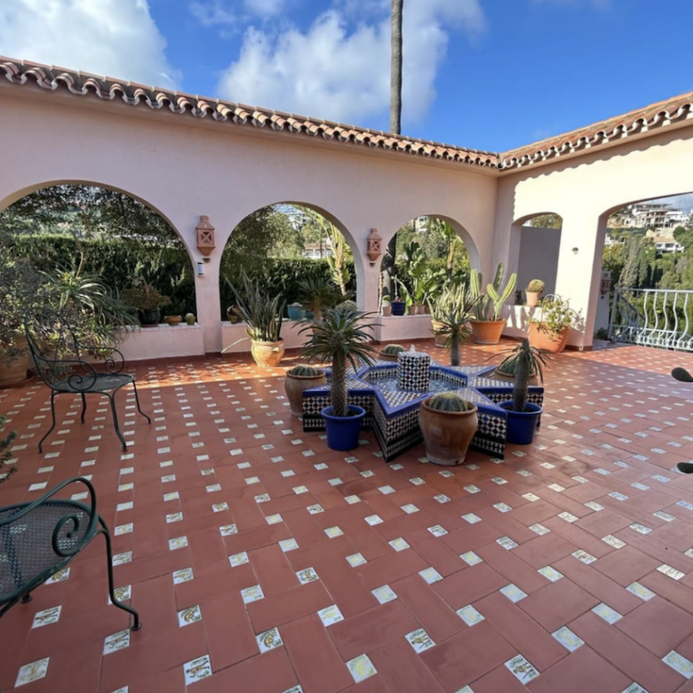 FOR SALE 🇪🇸✨ DETACHED VILLA – BENAHAVÍS, COSTA DEL SOL 🏠🌴 5.287 m² Plot Can be divided, max 3 units