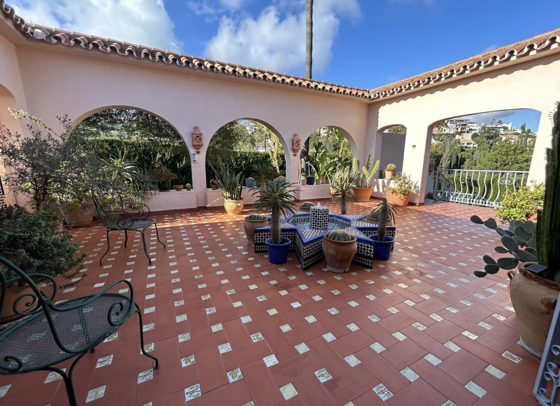 FOR SALE 🇪🇸✨ DETACHED VILLA – BENAHAVÍS, COSTA DEL SOL 🏠🌴 5.287 m² Plot Can be divided, max 3 units