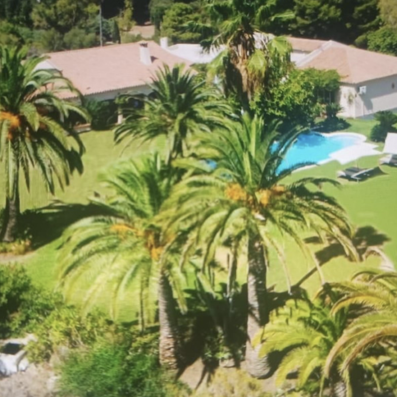 FOR SALE 🇪🇸✨ DETACHED VILLA – BENAHAVÍS, COSTA DEL SOL 🏠🌴 5.287 m² Plot Can be divided, max 3 units