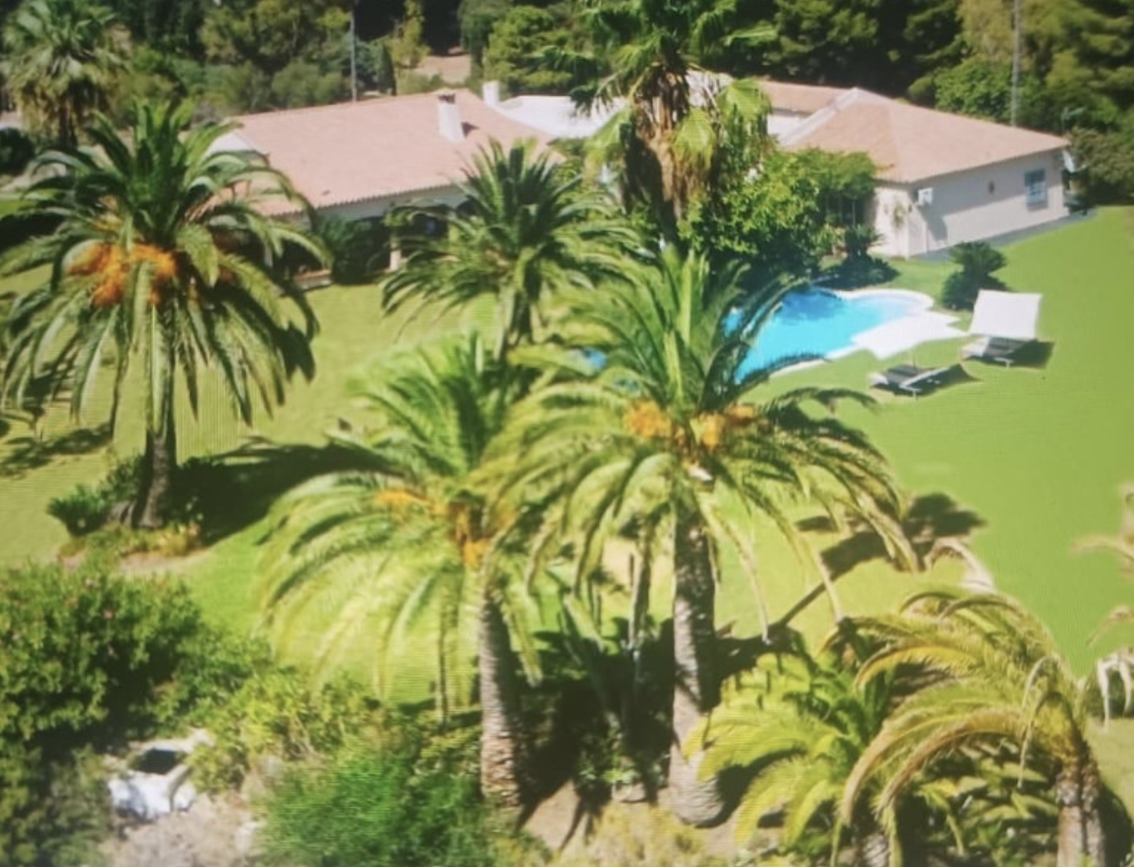 FOR SALE 🇪🇸✨ DETACHED VILLA – BENAHAVÍS, COSTA DEL SOL 🏠🌴 5.287 m² Plot Can be divided, max 3 units