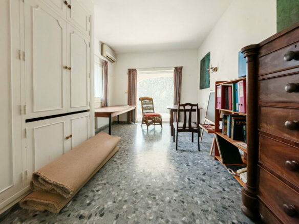 FOR SALE 🏡 Five-Bedroom Villa to Renovate with Guest Apartment and Divisible Plot – Sierra Blanca, Marbella 🇪🇸