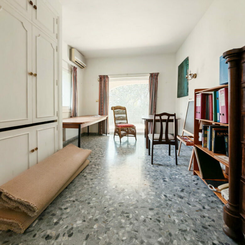 FOR SALE 🏡 Five-Bedroom Villa to Renovate with Guest Apartment and Divisible Plot – Sierra Blanca, Marbella 🇪🇸