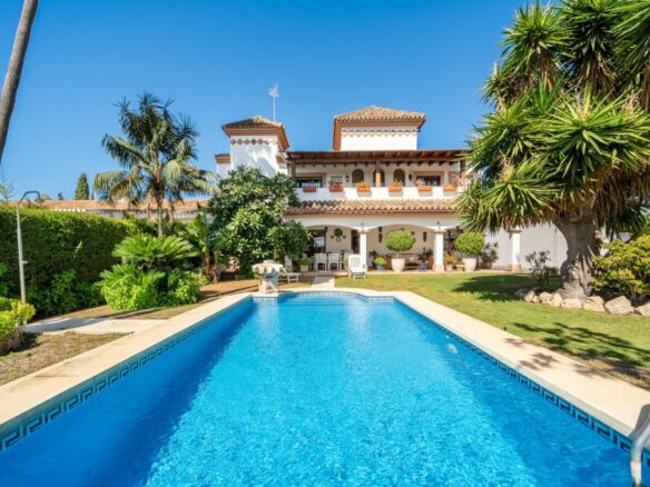 FOR SALE 🏡 Frontline Golf Semi-Detached Villa to Renovate with Pool – Aloha, Nueva Andalucía, Marbella 🇪🇸