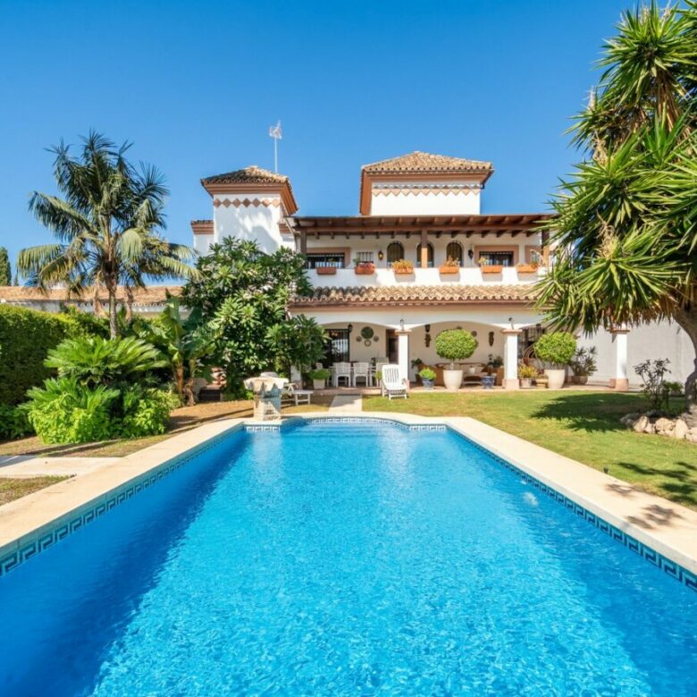 FOR SALE 🏡 Frontline Golf Semi-Detached Villa to Renovate with Pool – Aloha, Nueva Andalucía, Marbella 🇪🇸