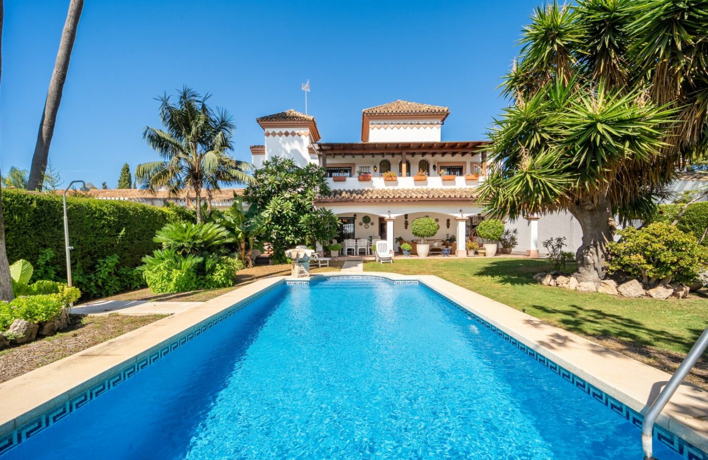 FOR SALE 🏡 Frontline Golf Semi-Detached Villa to Renovate with Pool – Aloha, Nueva Andalucía, Marbella 🇪🇸