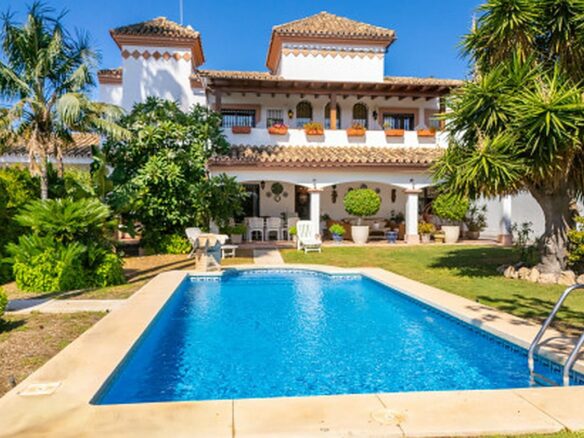 FOR SALE 🏡 Frontline Golf Semi-Detached Villa to Renovate with Pool – Aloha, Nueva Andalucía, Marbella 🇪🇸