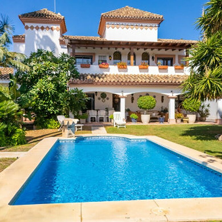 FOR SALE 🏡 Frontline Golf Semi-Detached Villa to Renovate with Pool – Aloha, Nueva Andalucía, Marbella 🇪🇸