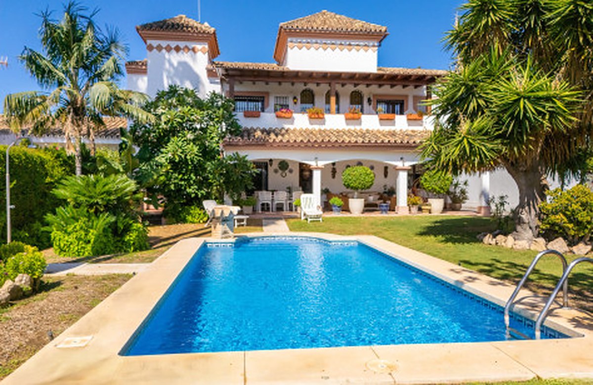 FOR SALE 🏡 Frontline Golf Semi-Detached Villa to Renovate with Pool – Aloha, Nueva Andalucía, Marbella 🇪🇸