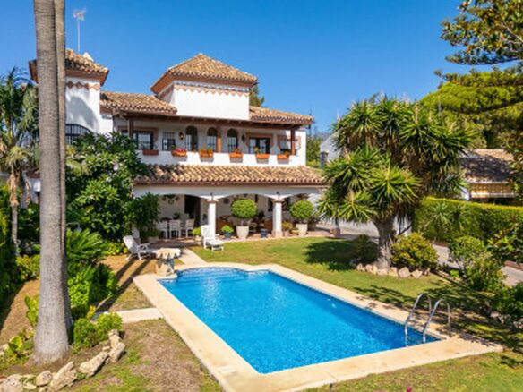 FOR SALE 🏡 Frontline Golf Semi-Detached Villa to Renovate with Pool – Aloha, Nueva Andalucía, Marbella 🇪🇸