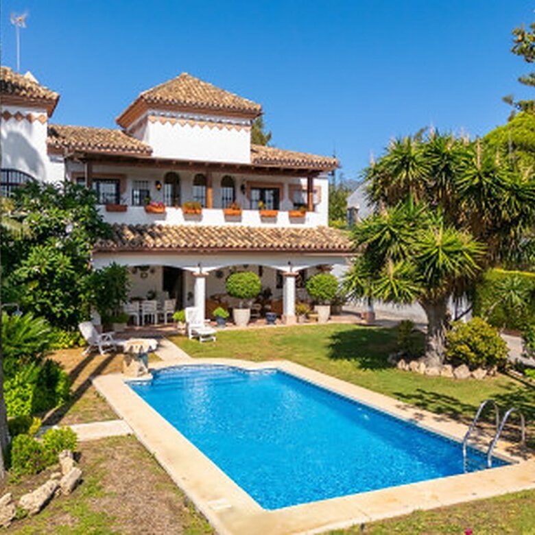FOR SALE 🏡 Frontline Golf Semi-Detached Villa to Renovate with Pool – Aloha, Nueva Andalucía, Marbella 🇪🇸