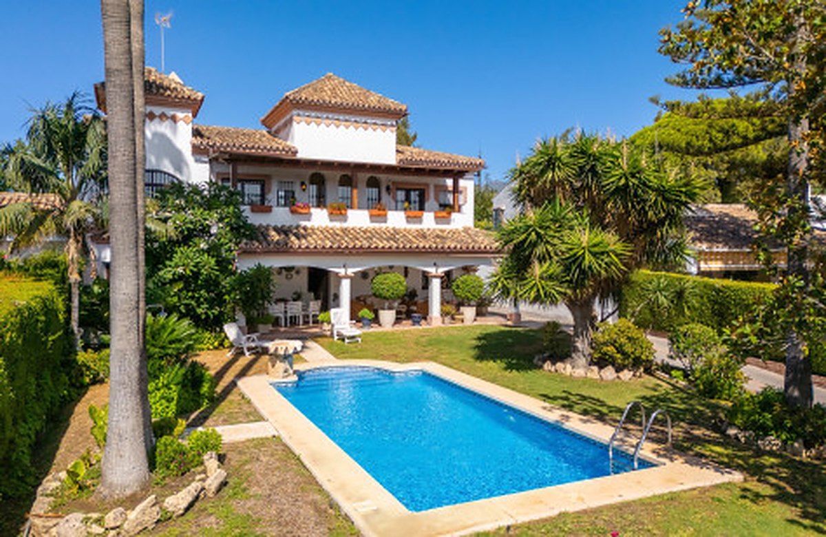 FOR SALE 🏡 Frontline Golf Semi-Detached Villa to Renovate with Pool – Aloha, Nueva Andalucía, Marbella 🇪🇸
