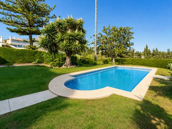FOR SALE 🏡 Frontline Golf Semi-Detached Villa to Renovate with Pool – Aloha, Nueva Andalucía, Marbella 🇪🇸