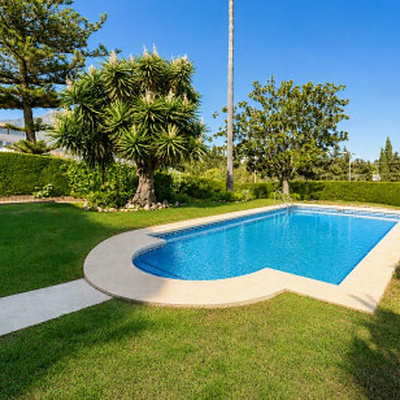 FOR SALE 🏡 Frontline Golf Semi-Detached Villa to Renovate with Pool – Aloha, Nueva Andalucía, Marbella 🇪🇸