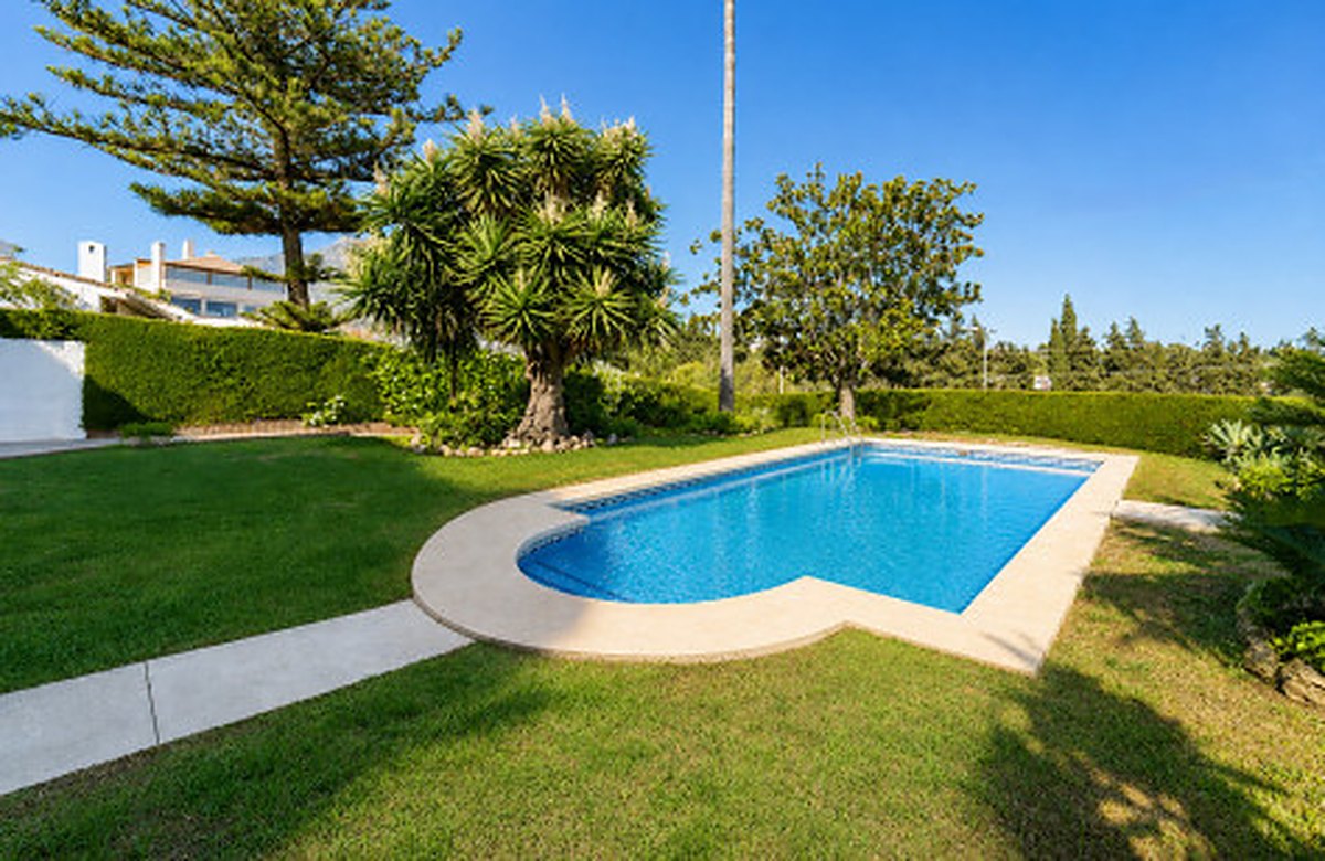 FOR SALE 🏡 Frontline Golf Semi-Detached Villa to Renovate with Pool – Aloha, Nueva Andalucía, Marbella 🇪🇸