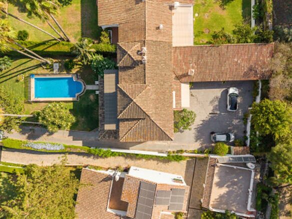 FOR SALE 🏡 Frontline Golf Semi-Detached Villa to Renovate with Pool – Aloha, Nueva Andalucía, Marbella 🇪🇸