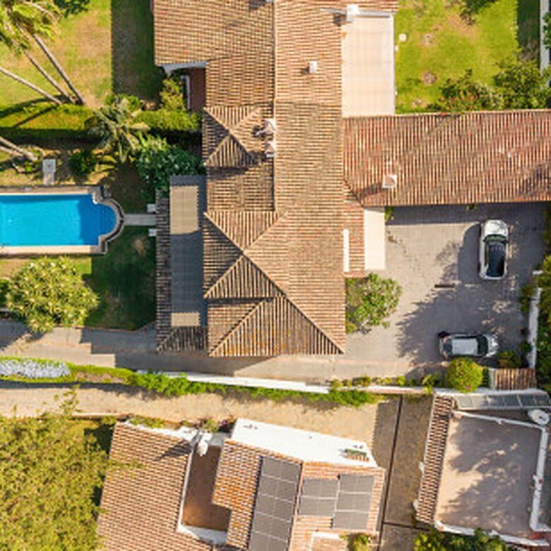 FOR SALE 🏡 Frontline Golf Semi-Detached Villa to Renovate with Pool – Aloha, Nueva Andalucía, Marbella 🇪🇸