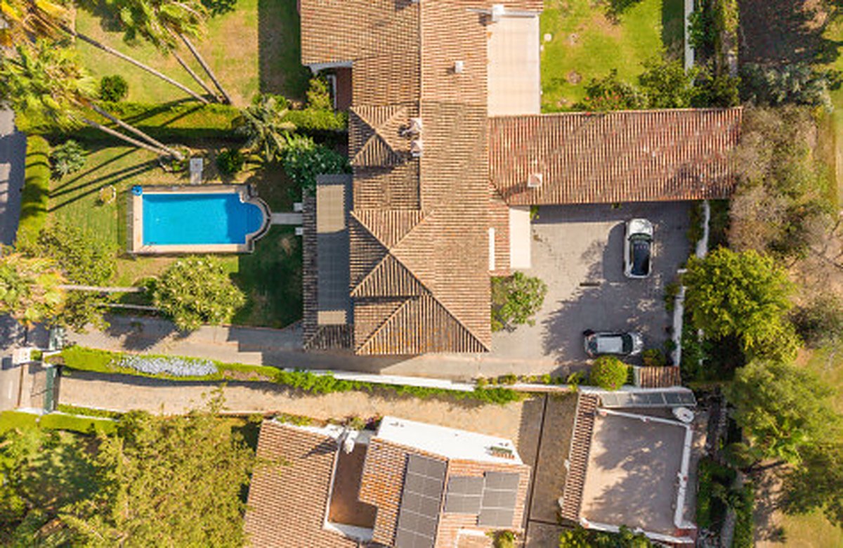 FOR SALE 🏡 Frontline Golf Semi-Detached Villa to Renovate with Pool – Aloha, Nueva Andalucía, Marbella 🇪🇸