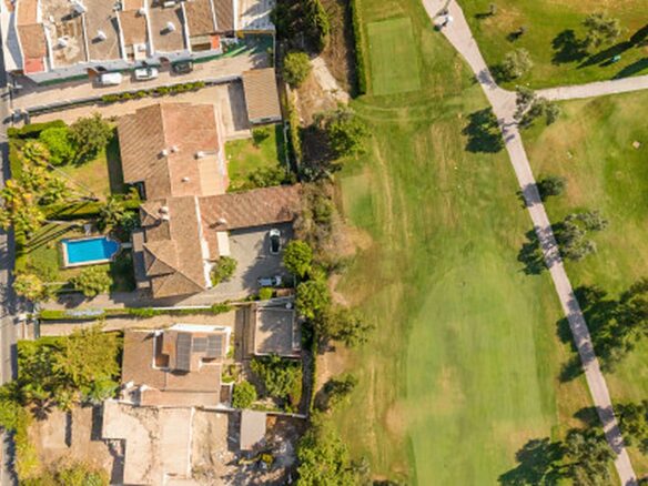 FOR SALE 🏡 Frontline Golf Semi-Detached Villa to Renovate with Pool – Aloha, Nueva Andalucía, Marbella 🇪🇸