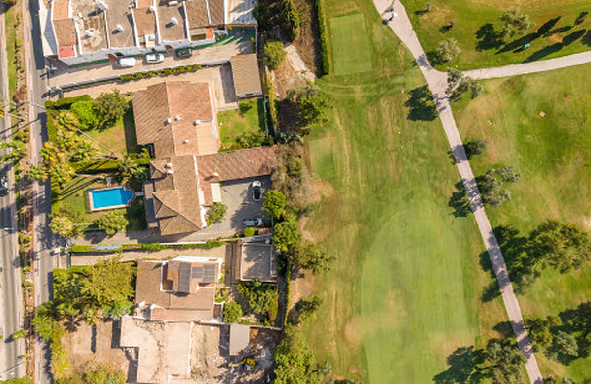 FOR SALE 🏡 Frontline Golf Semi-Detached Villa to Renovate with Pool – Aloha, Nueva Andalucía, Marbella 🇪🇸
