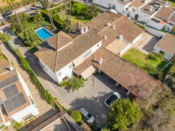 FOR SALE 🏡 Frontline Golf Semi-Detached Villa to Renovate with Pool – Aloha, Nueva Andalucía, Marbella 🇪🇸