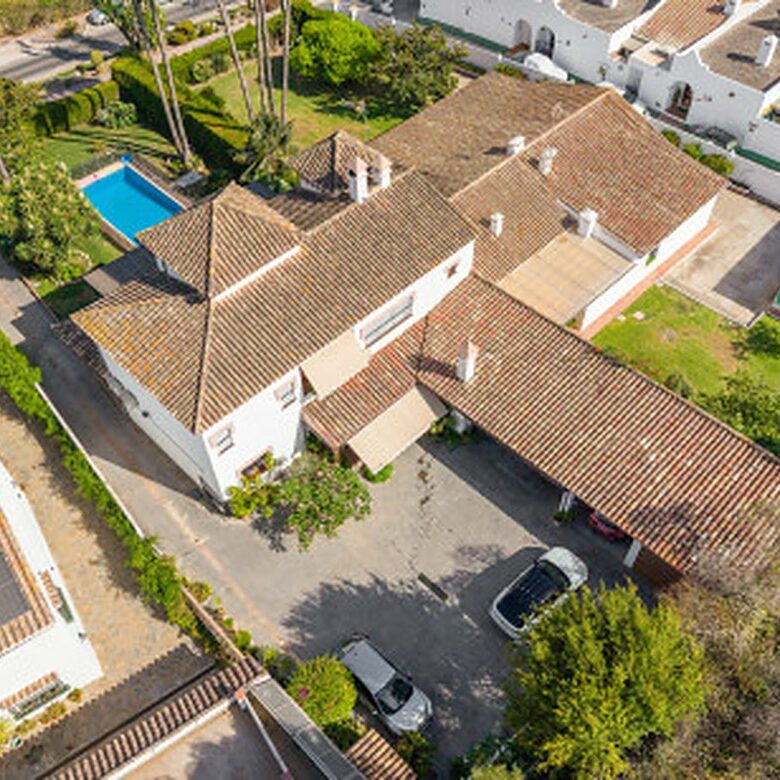 FOR SALE 🏡 Frontline Golf Semi-Detached Villa to Renovate with Pool – Aloha, Nueva Andalucía, Marbella 🇪🇸