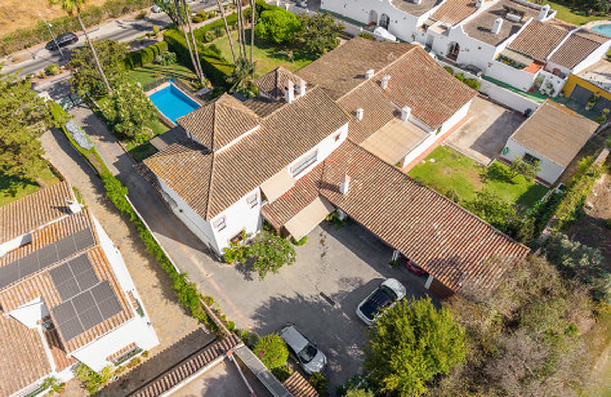 FOR SALE 🏡 Frontline Golf Semi-Detached Villa to Renovate with Pool – Aloha, Nueva Andalucía, Marbella 🇪🇸