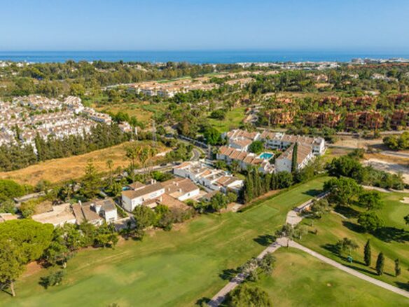 FOR SALE 🏡 Frontline Golf Semi-Detached Villa to Renovate with Pool – Aloha, Nueva Andalucía, Marbella 🇪🇸
