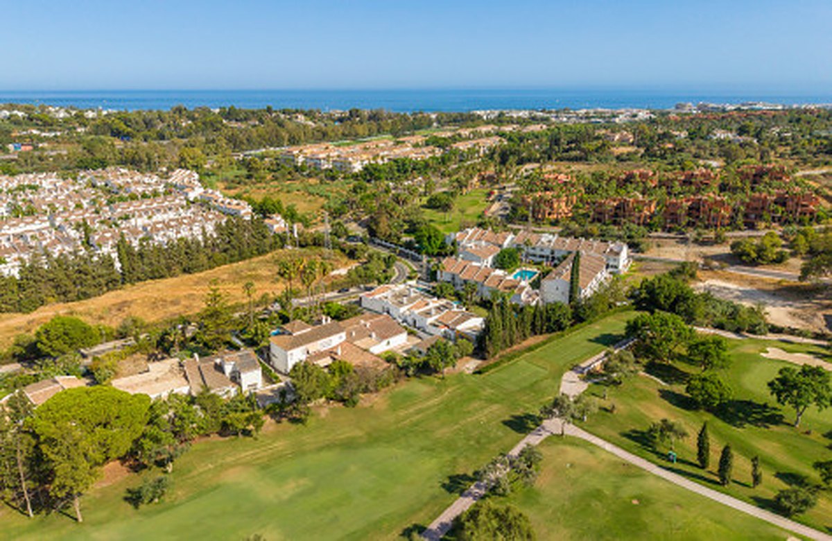 FOR SALE 🏡 Frontline Golf Semi-Detached Villa to Renovate with Pool – Aloha, Nueva Andalucía, Marbella 🇪🇸