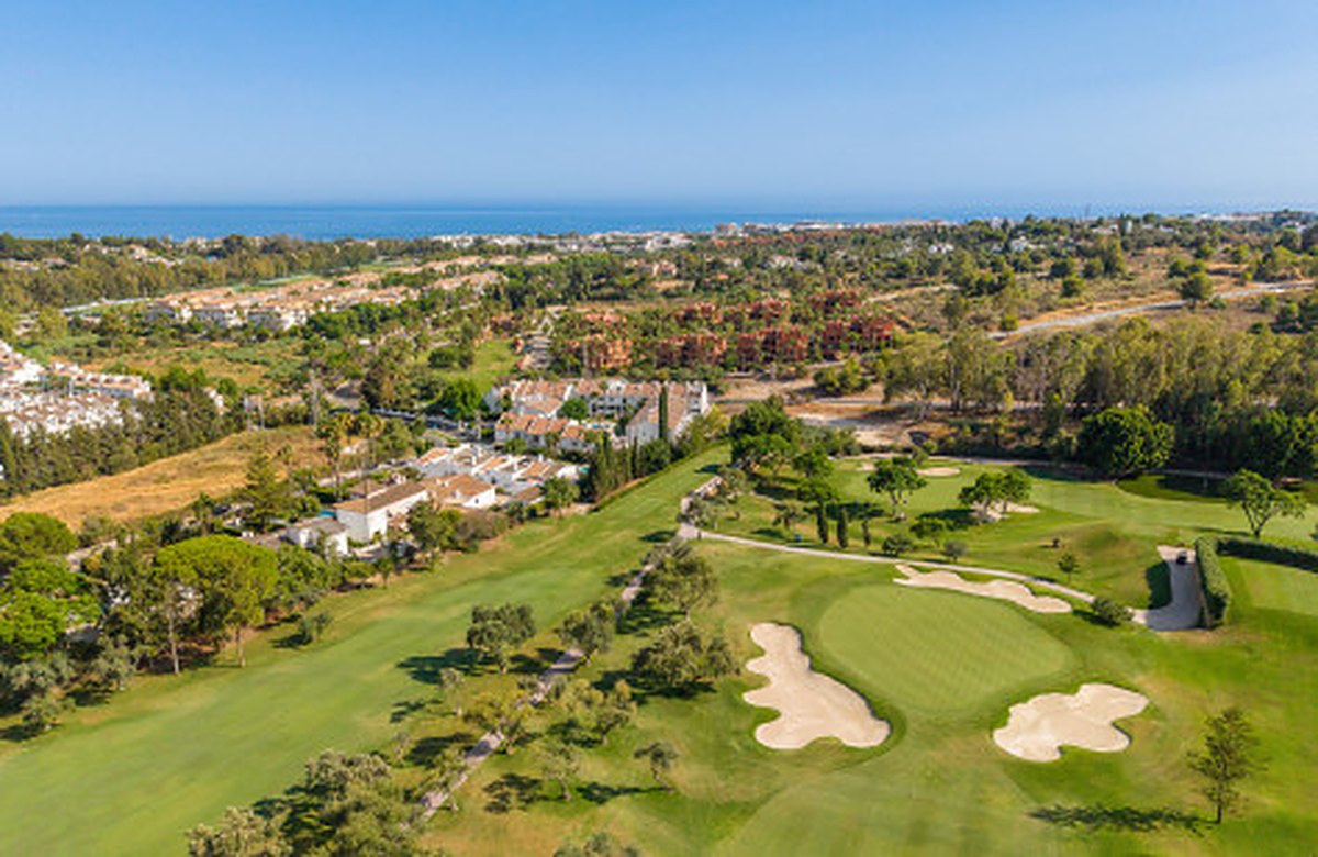 FOR SALE 🏡 Frontline Golf Semi-Detached Villa to Renovate with Pool – Aloha, Nueva Andalucía, Marbella 🇪🇸