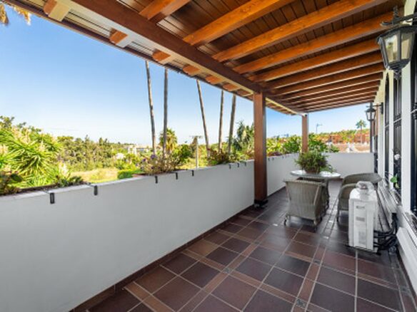 FOR SALE 🏡 Frontline Golf Semi-Detached Villa to Renovate with Pool – Aloha, Nueva Andalucía, Marbella 🇪🇸