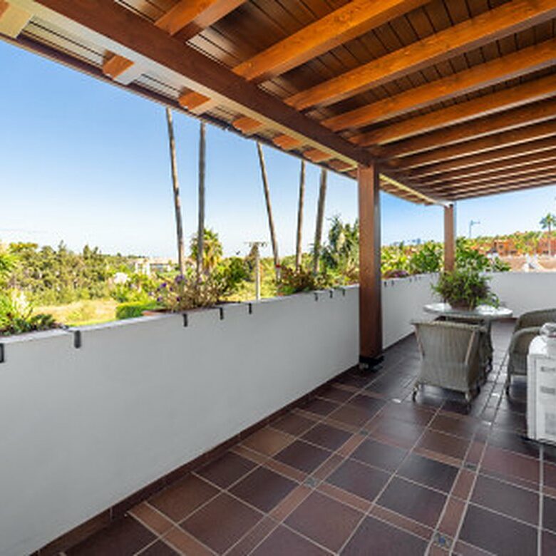 FOR SALE 🏡 Frontline Golf Semi-Detached Villa to Renovate with Pool – Aloha, Nueva Andalucía, Marbella 🇪🇸