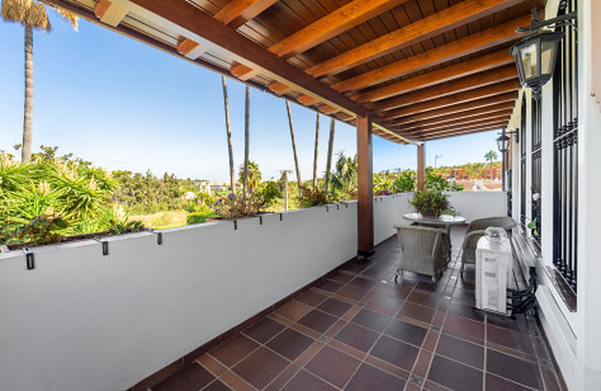FOR SALE 🏡 Frontline Golf Semi-Detached Villa to Renovate with Pool – Aloha, Nueva Andalucía, Marbella 🇪🇸