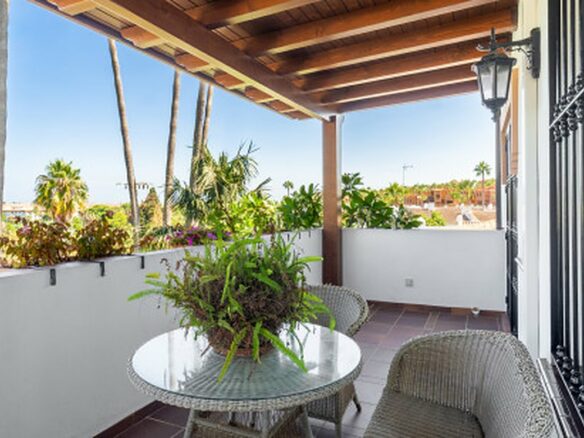 FOR SALE 🏡 Frontline Golf Semi-Detached Villa to Renovate with Pool – Aloha, Nueva Andalucía, Marbella 🇪🇸