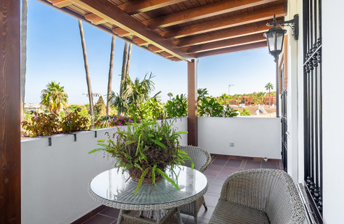 FOR SALE 🏡 Frontline Golf Semi-Detached Villa to Renovate with Pool – Aloha, Nueva Andalucía, Marbella 🇪🇸