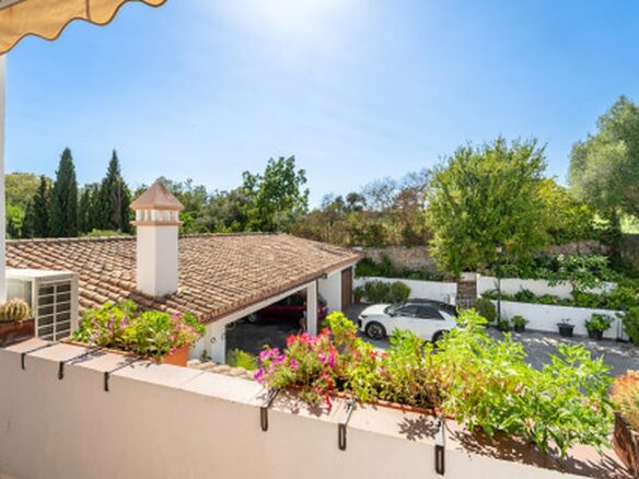 FOR SALE 🏡 Frontline Golf Semi-Detached Villa to Renovate with Pool – Aloha, Nueva Andalucía, Marbella 🇪🇸