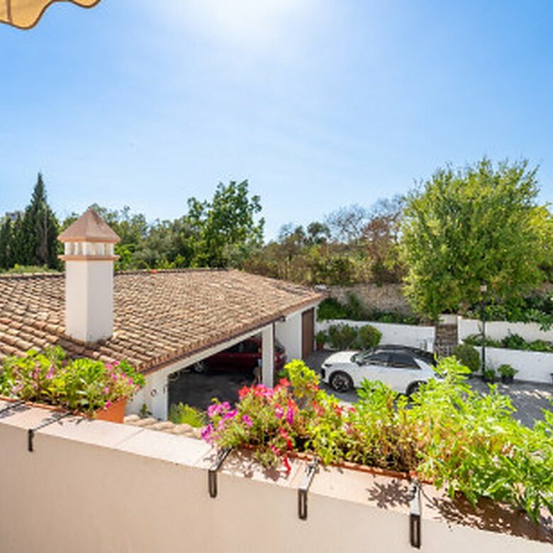 FOR SALE 🏡 Frontline Golf Semi-Detached Villa to Renovate with Pool – Aloha, Nueva Andalucía, Marbella 🇪🇸