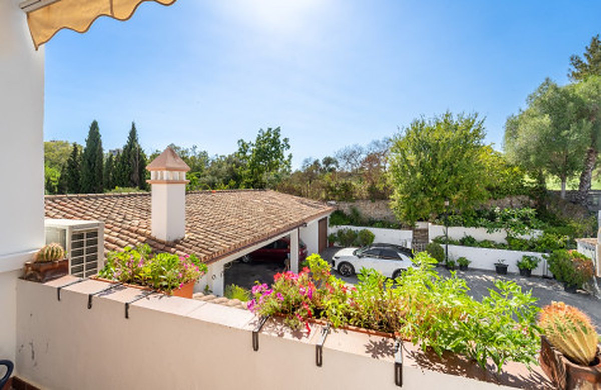 FOR SALE 🏡 Frontline Golf Semi-Detached Villa to Renovate with Pool – Aloha, Nueva Andalucía, Marbella 🇪🇸