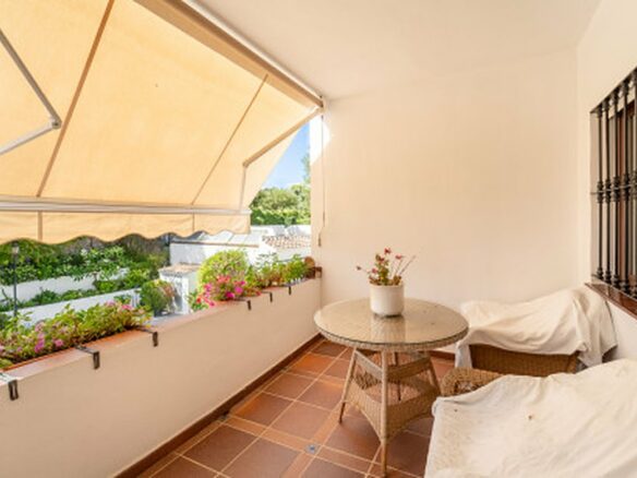 FOR SALE 🏡 Frontline Golf Semi-Detached Villa to Renovate with Pool – Aloha, Nueva Andalucía, Marbella 🇪🇸