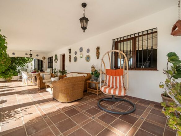 FOR SALE 🏡 Frontline Golf Semi-Detached Villa to Renovate with Pool – Aloha, Nueva Andalucía, Marbella 🇪🇸