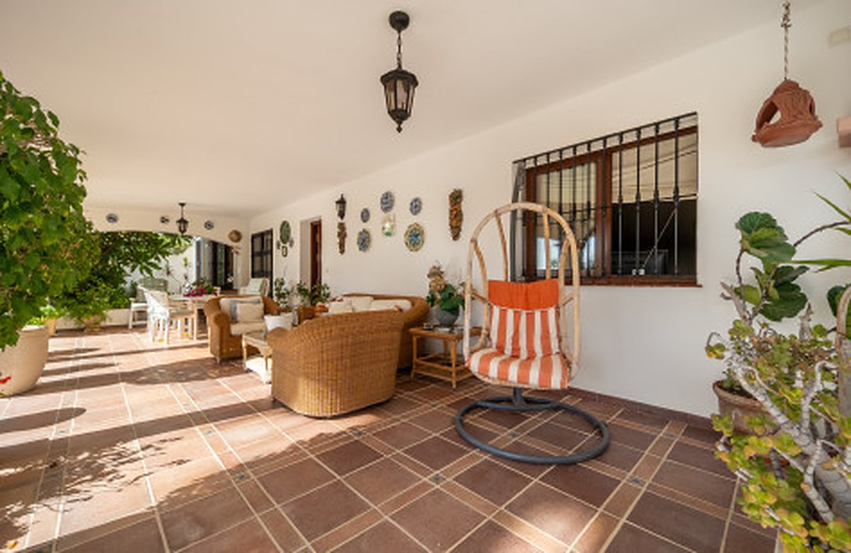 FOR SALE 🏡 Frontline Golf Semi-Detached Villa to Renovate with Pool – Aloha, Nueva Andalucía, Marbella 🇪🇸