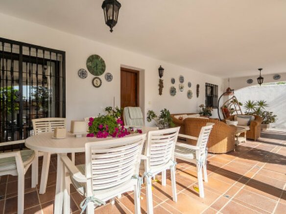 FOR SALE 🏡 Frontline Golf Semi-Detached Villa to Renovate with Pool – Aloha, Nueva Andalucía, Marbella 🇪🇸