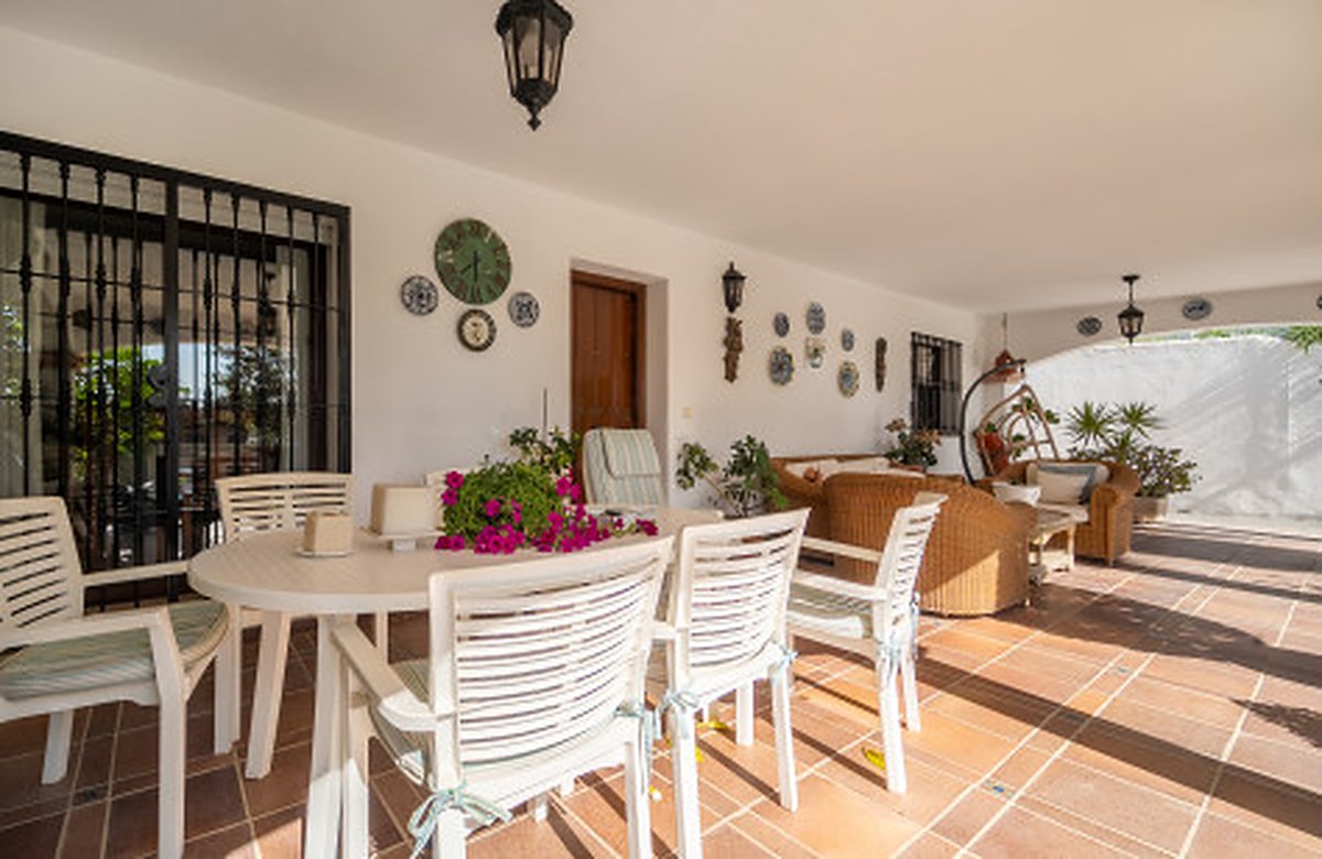 FOR SALE 🏡 Frontline Golf Semi-Detached Villa to Renovate with Pool – Aloha, Nueva Andalucía, Marbella 🇪🇸