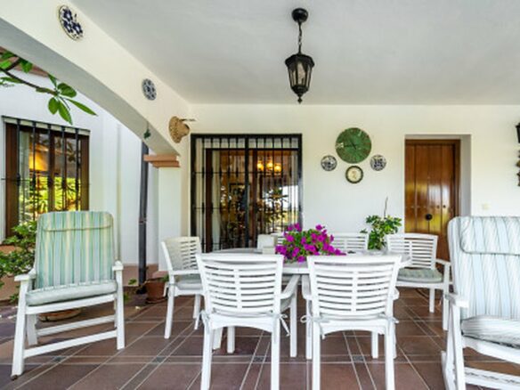 FOR SALE 🏡 Frontline Golf Semi-Detached Villa to Renovate with Pool – Aloha, Nueva Andalucía, Marbella 🇪🇸
