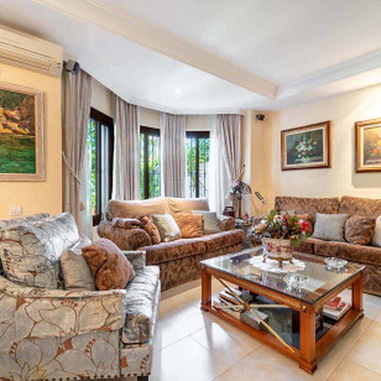 FOR SALE 🏡 Frontline Golf Semi-Detached Villa to Renovate with Pool – Aloha, Nueva Andalucía, Marbella 🇪🇸