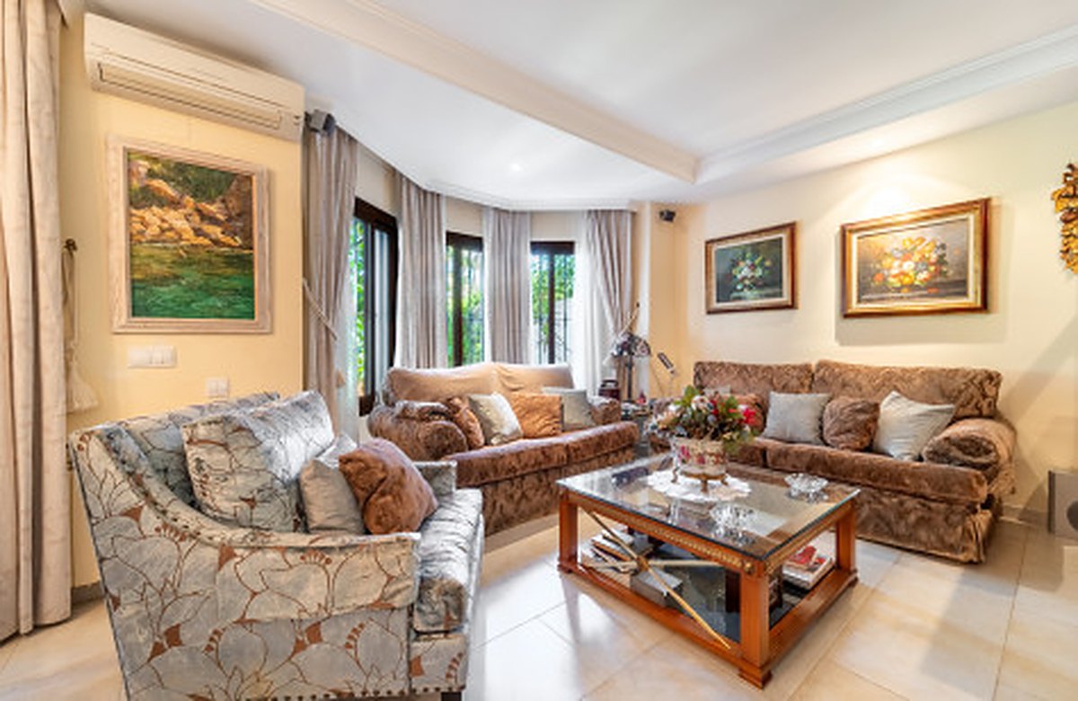FOR SALE 🏡 Frontline Golf Semi-Detached Villa to Renovate with Pool – Aloha, Nueva Andalucía, Marbella 🇪🇸