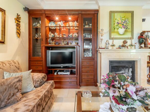 FOR SALE 🏡 Frontline Golf Semi-Detached Villa to Renovate with Pool – Aloha, Nueva Andalucía, Marbella 🇪🇸