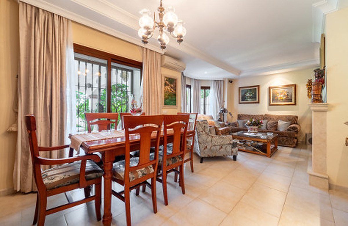 FOR SALE 🏡 Frontline Golf Semi-Detached Villa to Renovate with Pool – Aloha, Nueva Andalucía, Marbella 🇪🇸