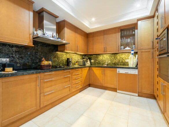 FOR SALE 🏡 Frontline Golf Semi-Detached Villa to Renovate with Pool – Aloha, Nueva Andalucía, Marbella 🇪🇸