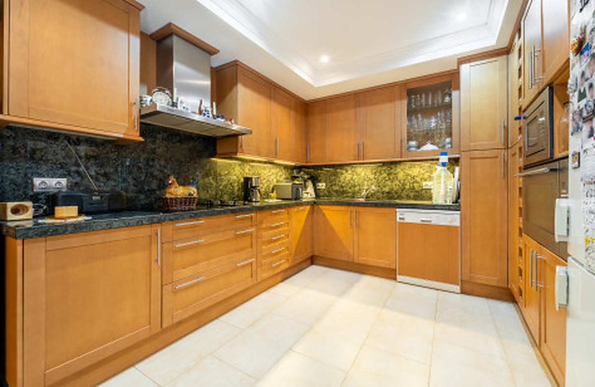 FOR SALE 🏡 Frontline Golf Semi-Detached Villa to Renovate with Pool – Aloha, Nueva Andalucía, Marbella 🇪🇸